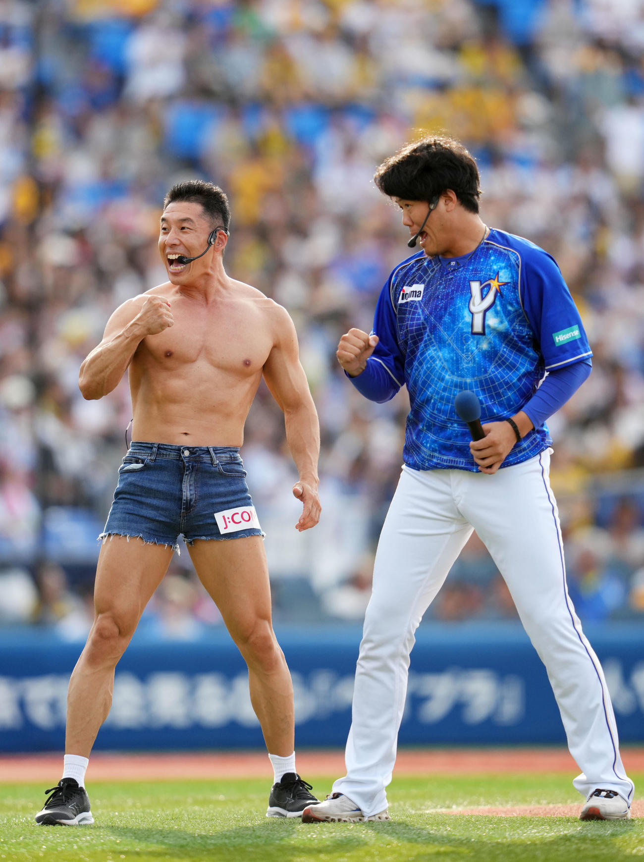 DeNA対阪神　ポーズを決めるなかやまきんに君（左）とDeNA上茶谷（撮影・横山健太）
