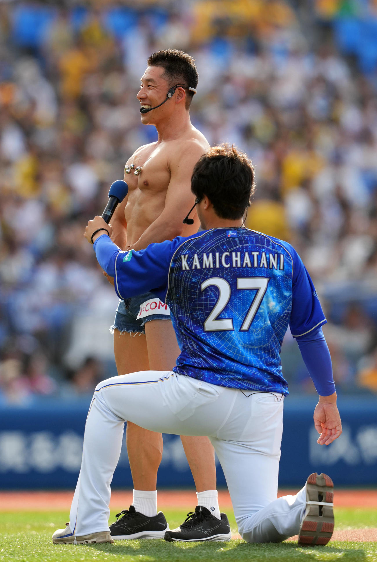 DeNA対阪神　筋肉3・3・7拍子をするなかやまきんに君（撮影・横山健太）