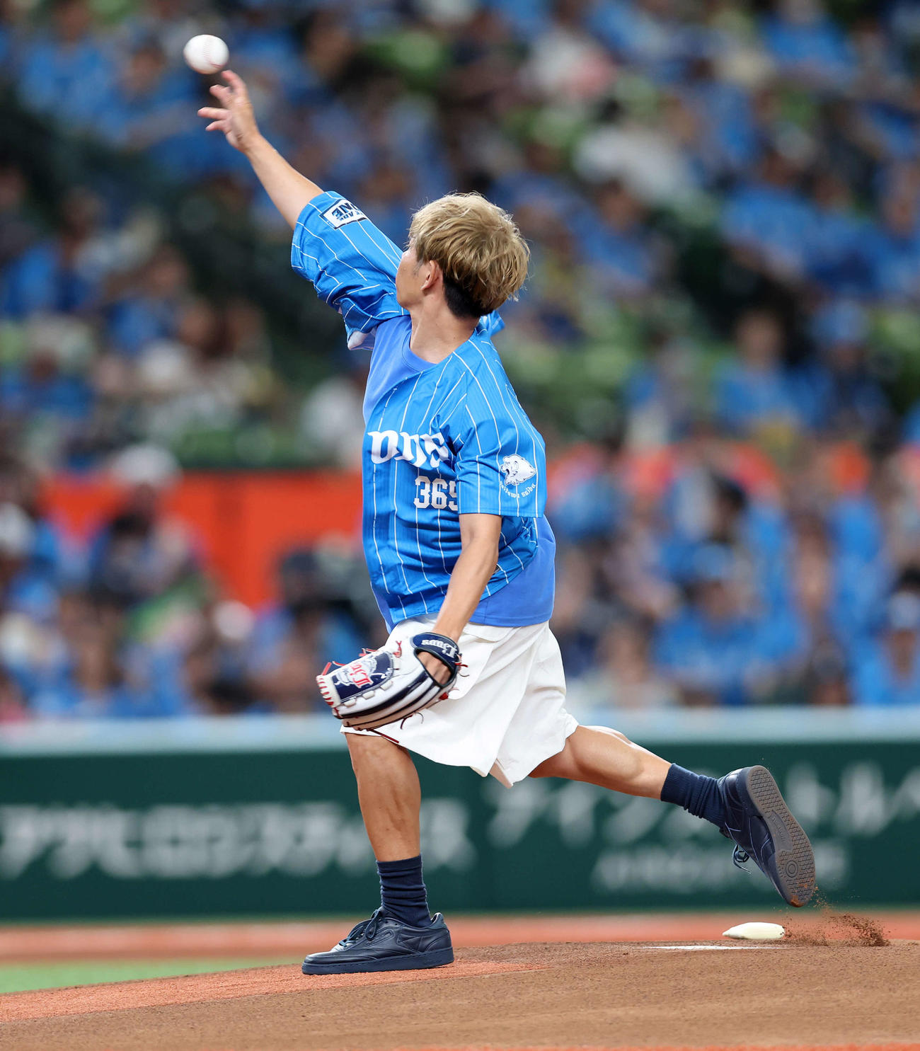 西武対オリックス　セレモニアルピッチに臨むソナーポケットのeyeron（撮影・鈴木正人）