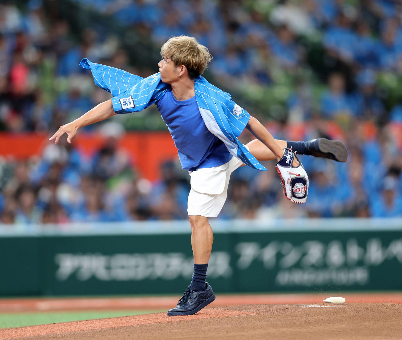 西武対オリックス　セレモニアルピッチに臨むソナーポケットのeyeron（撮影・鈴木正人）