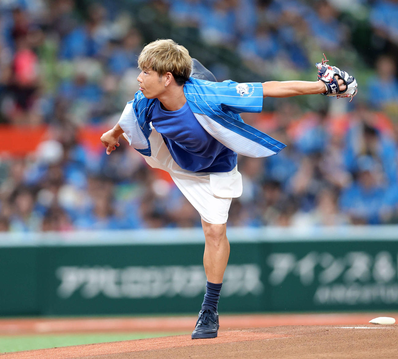 西武対オリックス　セレモニアルピッチに臨むソナーポケットのeyeron（撮影・鈴木正人）