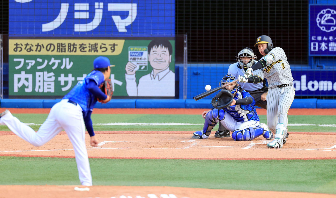 DeNA対阪神　2回表阪神2死一塁、梅野は左適時二塁打を放つ。投手石田（撮影・浅見桂子）