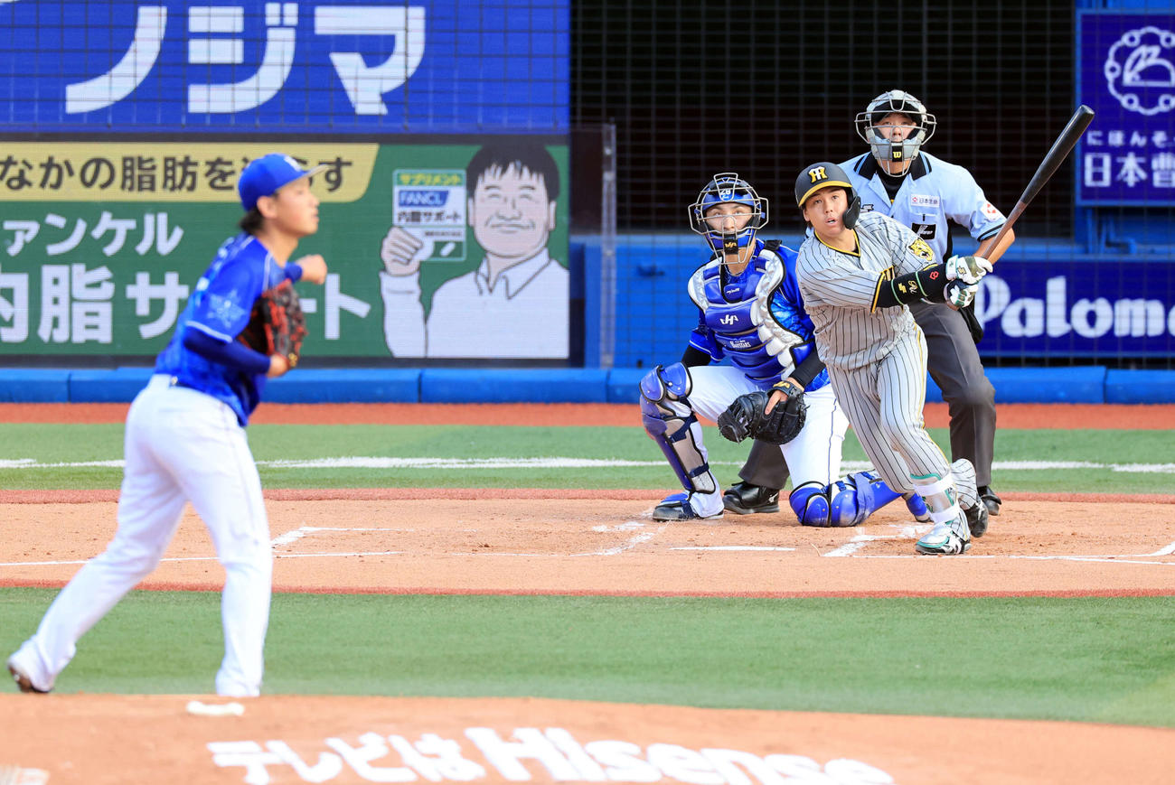 DeNA対阪神　2回表阪神2死一塁、梅野は左適時二塁打を放つ。投手石田（撮影・浅見桂子）
