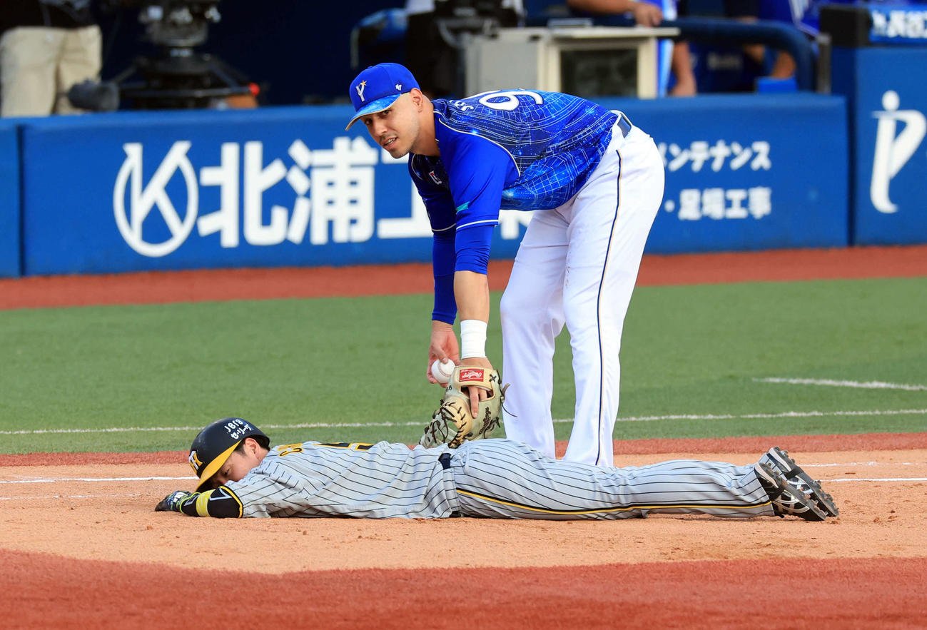 DeNA対阪神　3回表阪神2死一塁、近本はけん制アウトになる。一塁手ソト（撮影・浅見桂子）