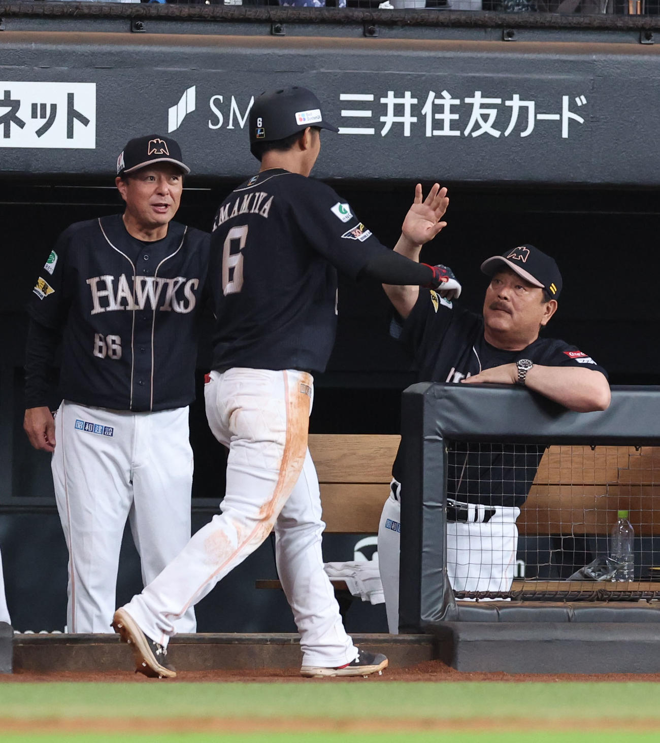 日本ハム対ソフトバンク　6回表ソフトバンク1死、右越え本塁打を放った今宮（左手前）を出迎える藤本監督（撮影・佐藤翔太）