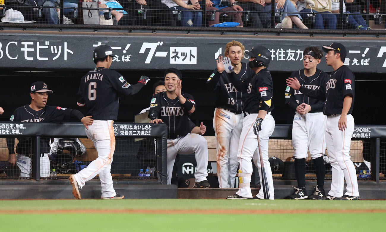日本ハム対ソフトバンク　6回表ソフトバンク1死、右越え本塁打を放った今宮（左から2人目）はナインに出迎えられる（撮影・佐藤翔太）