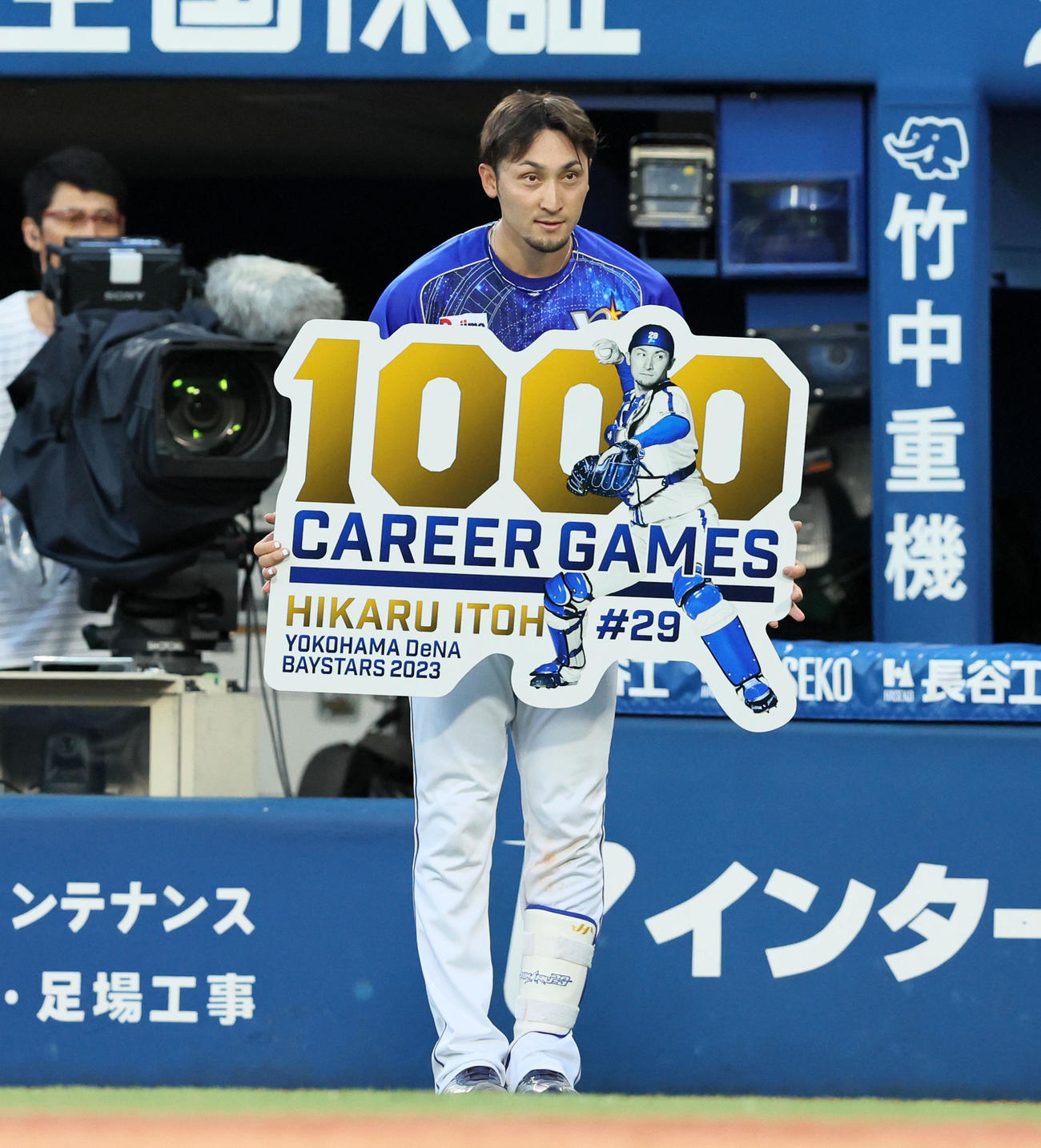DeNA対阪神　伊藤は1000試合出場を達成しグラウンドで一礼する（撮影・加藤哉）