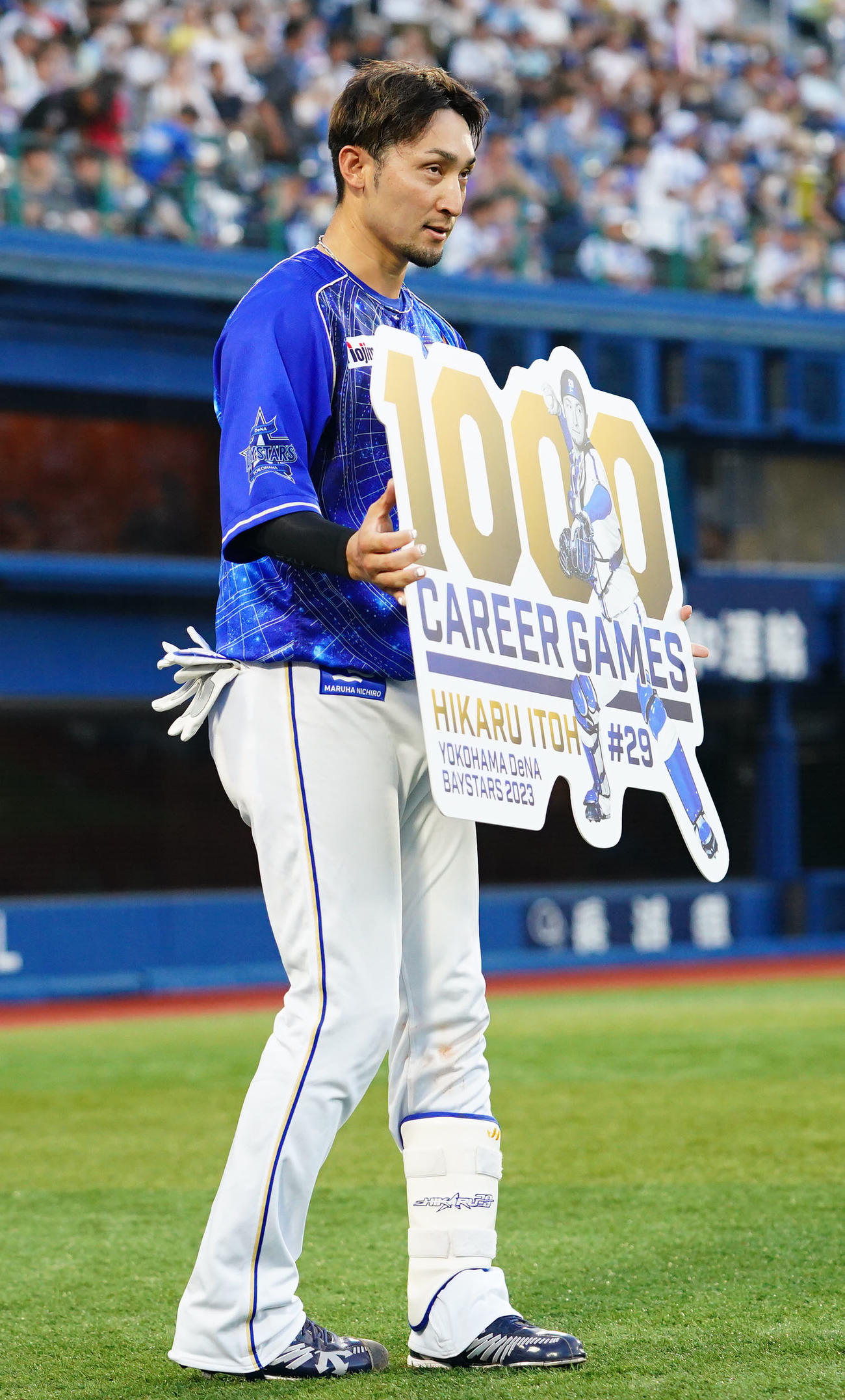 DeNA対阪神　1000試合出場を達成しボードを掲げるDeNA伊藤光（撮影・横山健太）