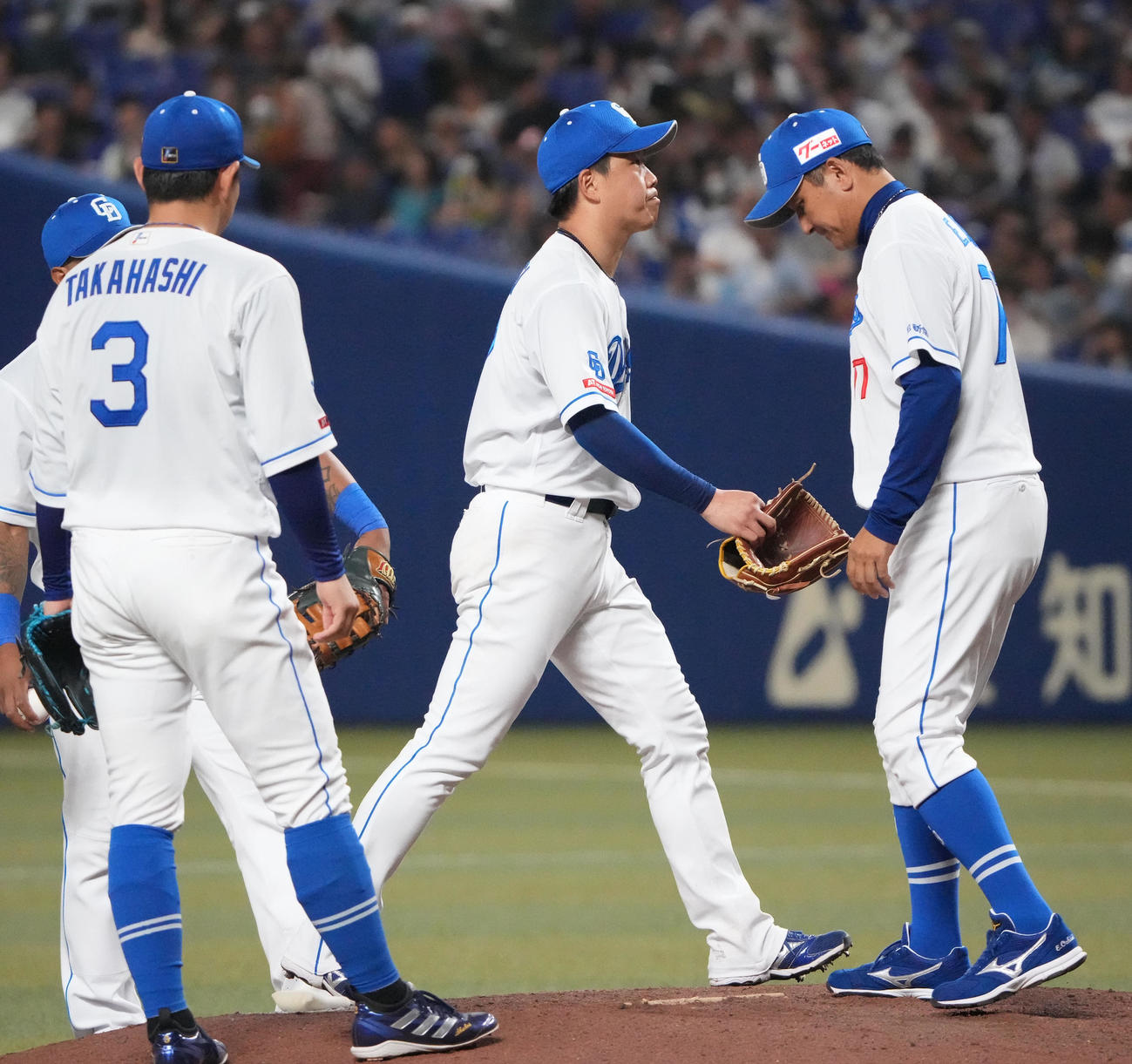 中日対ヤクルト　4回表ヤクルト1死一塁、マウンドを降りる柳（右から2人目）（撮影・森本幸一）