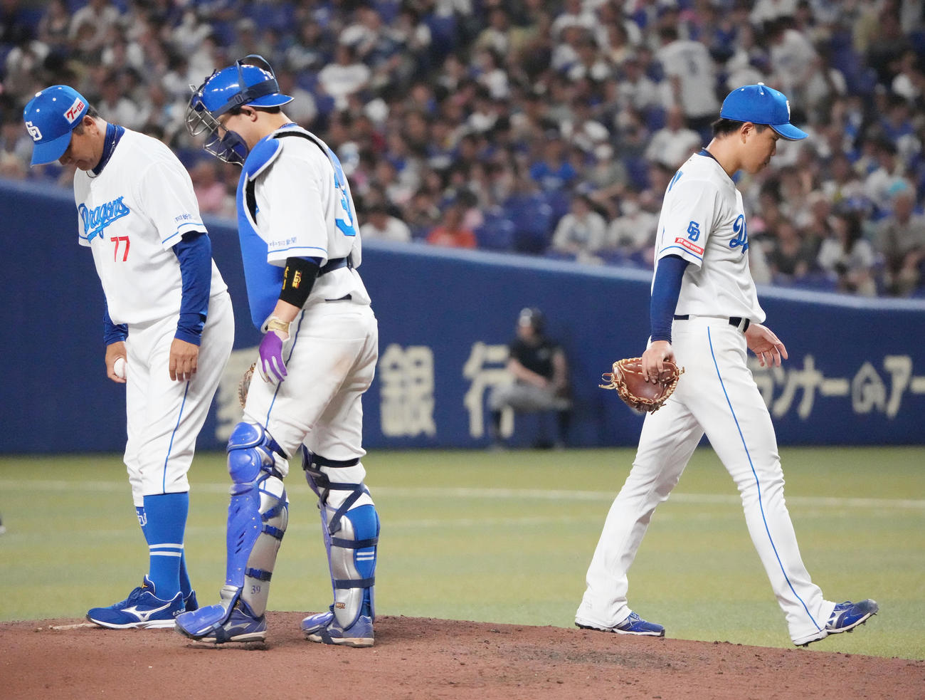 中日対ヤクルト　4回表ヤクルト1死一塁、マウンドを降りる柳（右）（撮影・森本幸一）