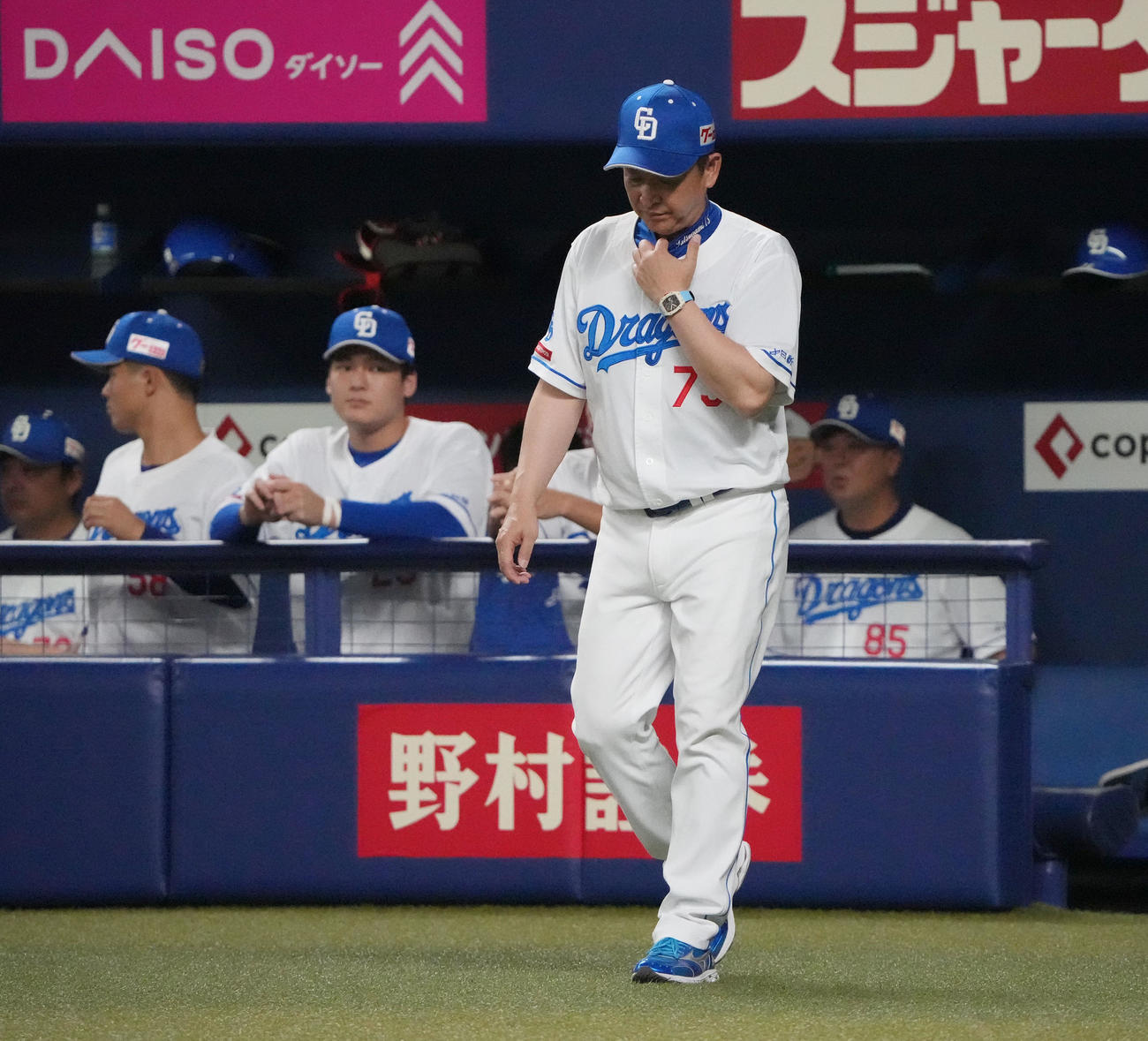 中日対ヤクルト　4回表ヤクルト1死一塁、投手交代を告げる立浪監督（撮影・森本幸一）