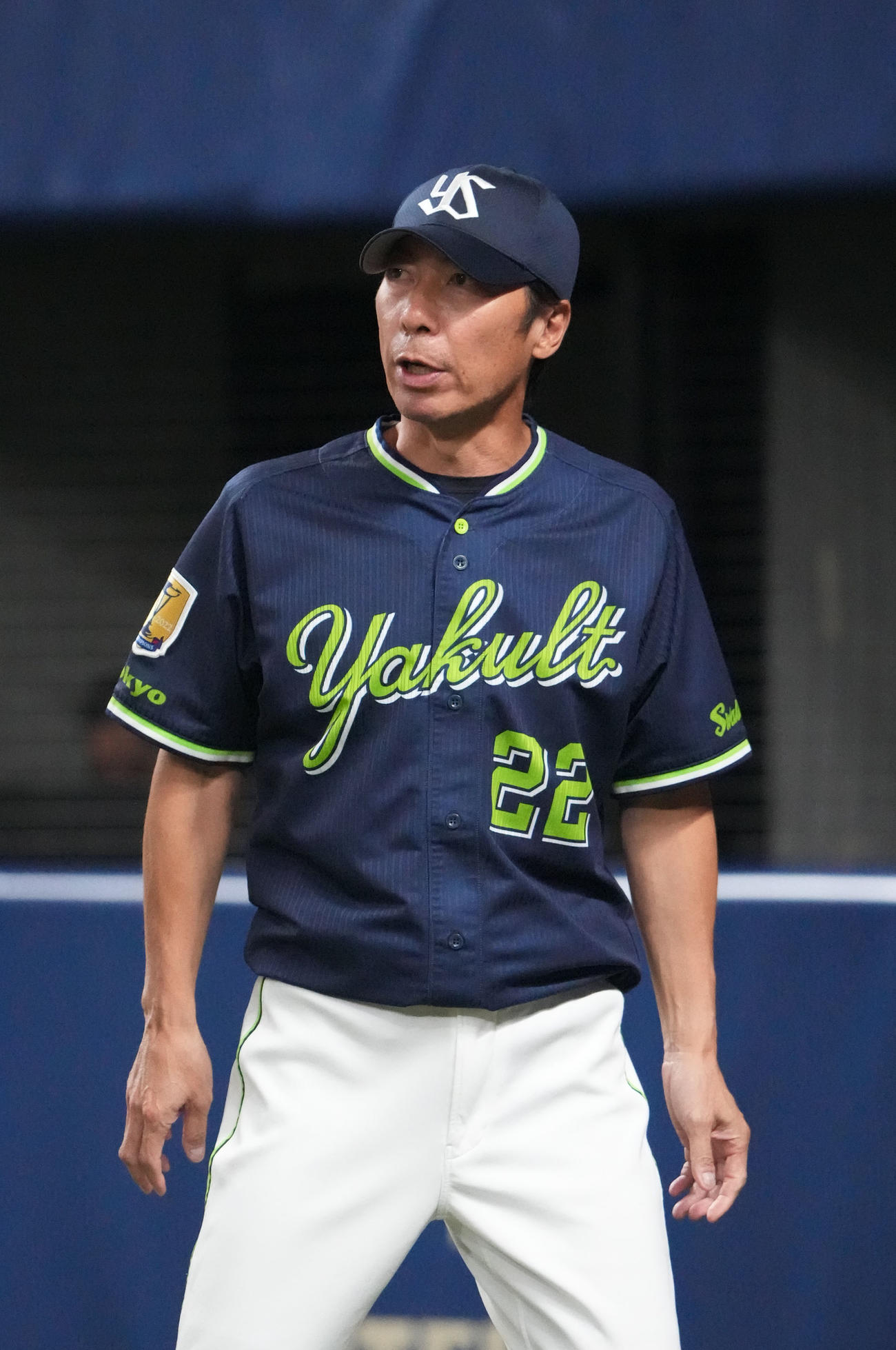 中日対ヤクルト　7回表終了、選手交代を告げるヤクルト高津監督（撮影・森本幸一）