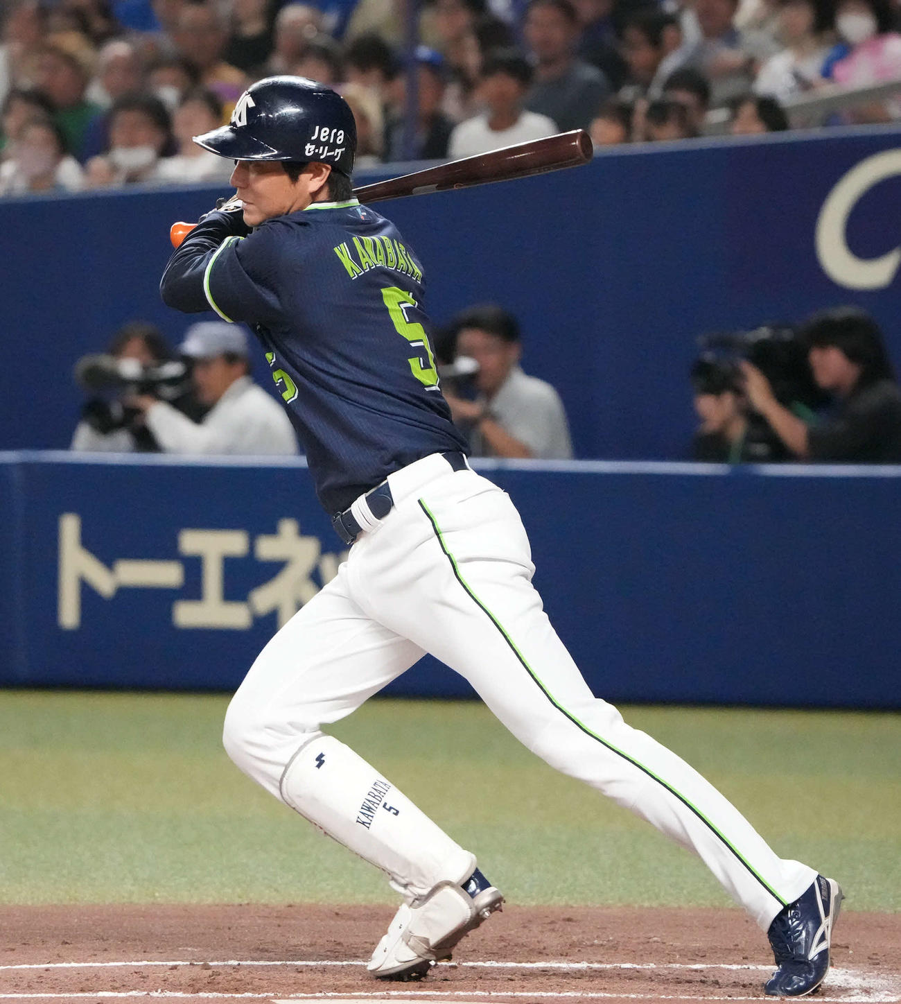 中日対ヤクルト　1回表ヤクルト2死満塁、二塁へ適時内野安打を放つ川端（撮影・森本幸一）
