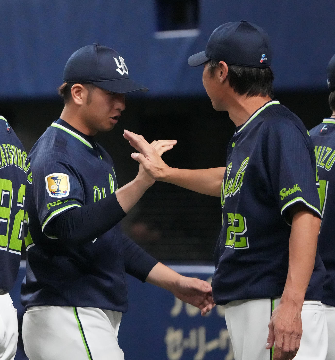 中日対ヤクルト　試合終了、高津監督とタッチを交わす小沢（左）（撮影・森本幸一）