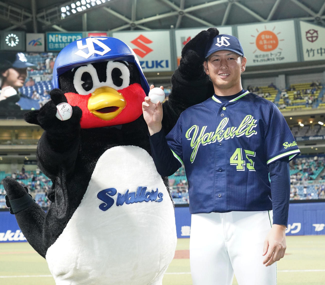 中日対ヤクルト　ヒーローインタビューを終えつば九郎の祝福を受ける小沢（右）（撮影・森本幸一）