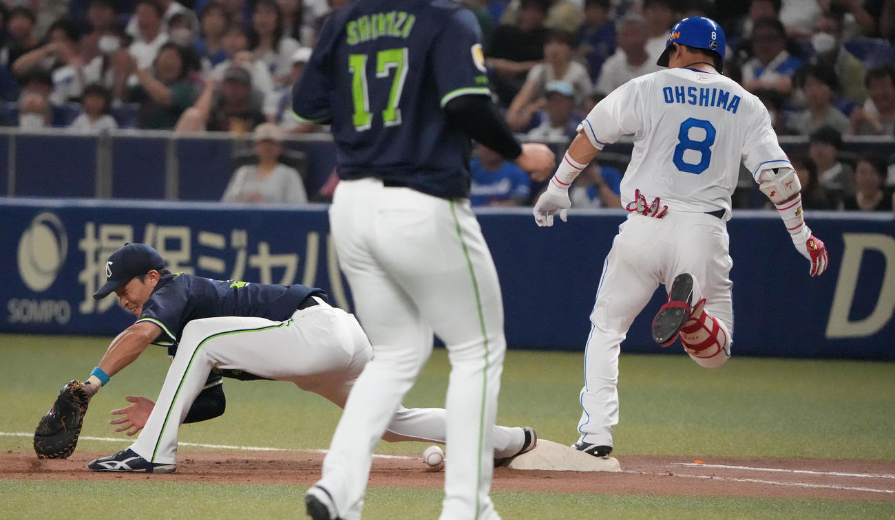 中日対ヤクルト　8回裏中日2死、二塁内野安打で出塁する大島（右）（撮影・森本幸一）
