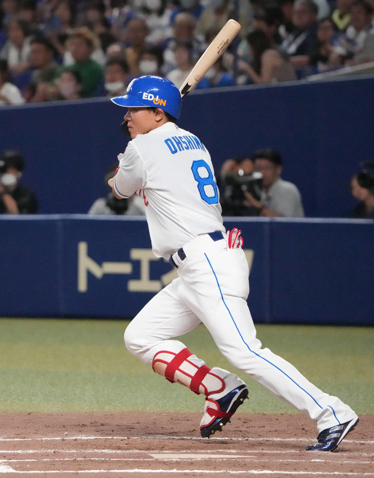 中日対ヤクルト　8回裏中日2死、二塁内野安打を放つ大島（撮影・森本幸一）