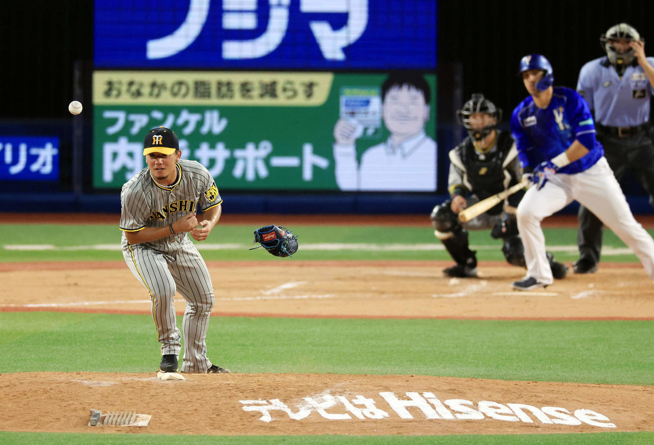 DeNA対阪神　6回裏DeNA2死一、三塁、ソトの投手強襲打をグラブではじくも適時内野安打にする伊藤将（撮影・浅見桂子）