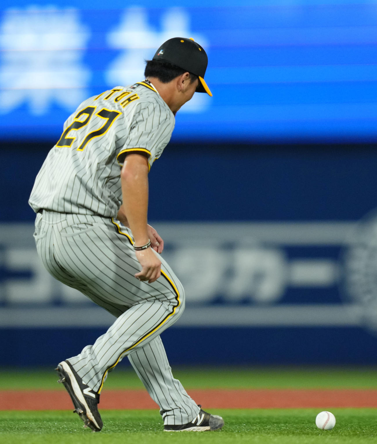 DeNA対阪神　6回裏DeNA2死一、三塁、グラブが弾かれながらも懸命に一塁へ送球する伊藤将（撮影・横山健太）