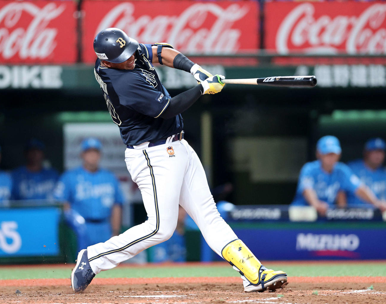 西武対オリックス　4回表オリックス1死一塁、セデーニョは左越え2点本塁打を放つ（撮影・鈴木正人）