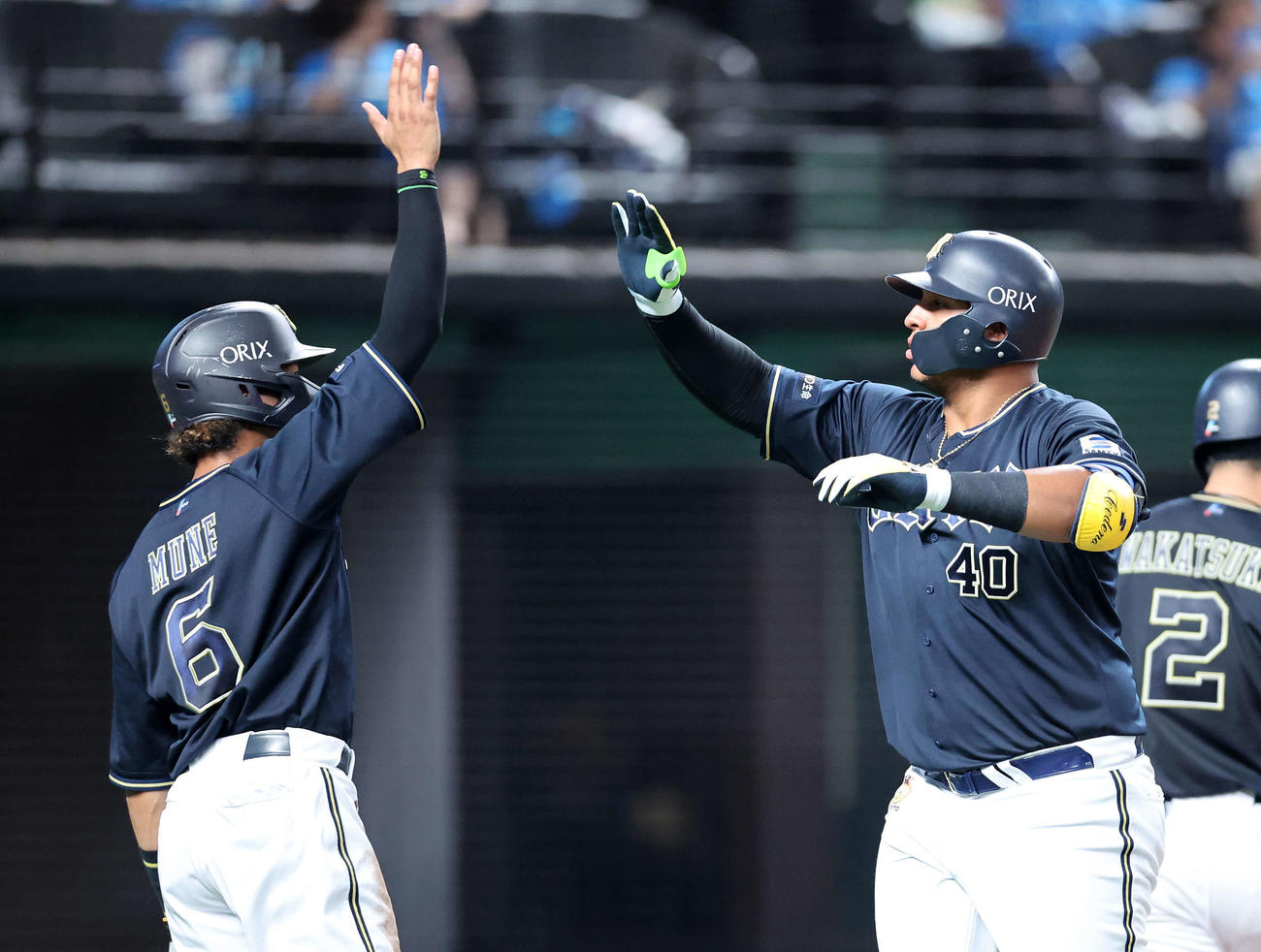 西武対オリックス　4回表オリックス1死一塁、セデーニョ（右）は左越え2点本塁打を放ち宗とタッチ（撮影・鈴木正人）