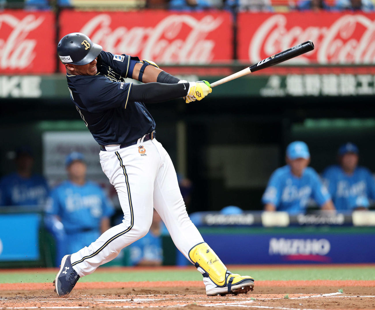 西武対オリックス　2回表オリックス2死一塁、セデーニョは左前安打を放つ（撮影・鈴木正人）