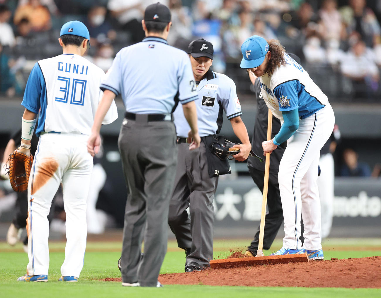 日本ハム対ソフトバンク　4回表、マウンドを調整するポンセ（撮影・佐藤翔太）