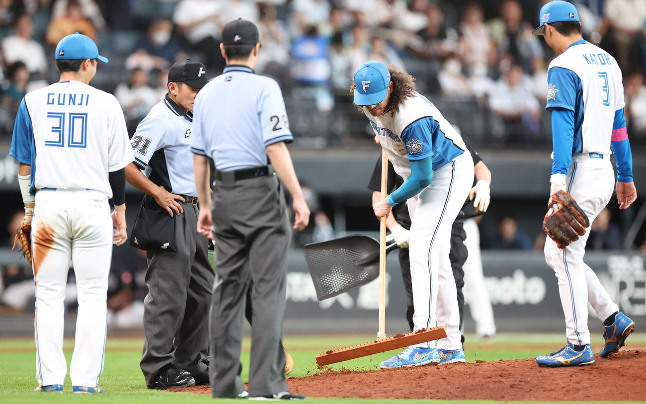 日本ハム対ソフトバンク　4回表、マウンドを自ら調整する日本ハム・ポンセ（右から2人目）（撮影・佐藤翔太）