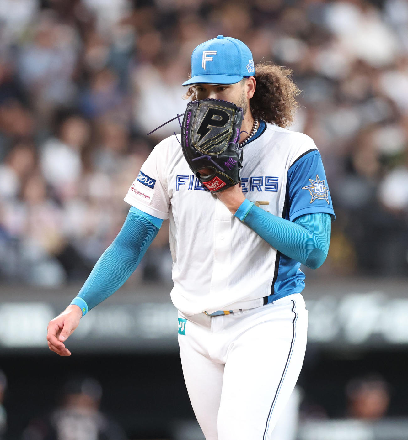 日本ハム対ソフトバンク　3回表、守備の乱れから先制を許しグラブで顔を当てながらベンチに戻るポンセ（撮影・佐藤翔太）