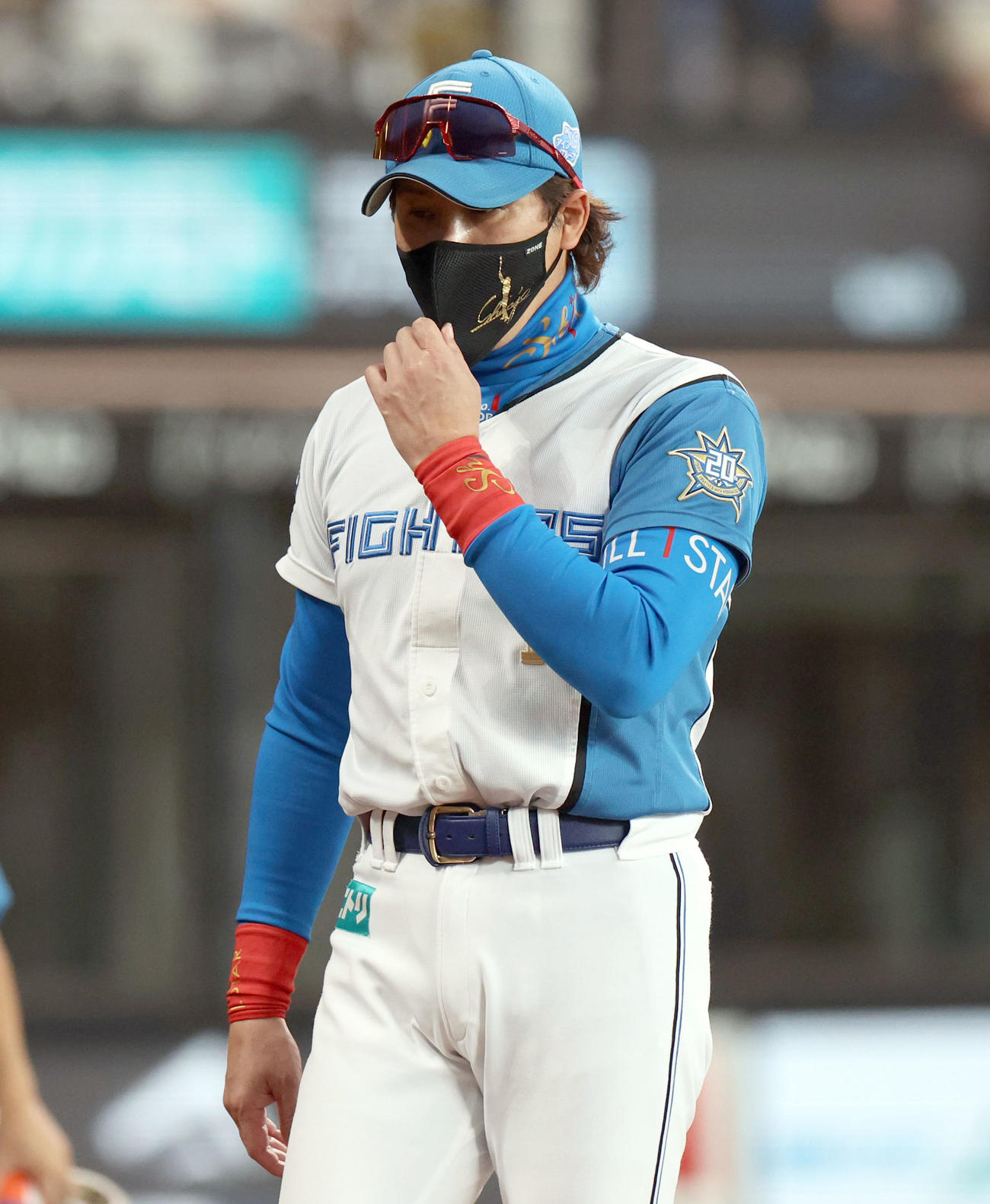 日本ハム対ソフトバンク　選手交代を告げる日本ハム新庄監督（撮影・佐藤翔太）