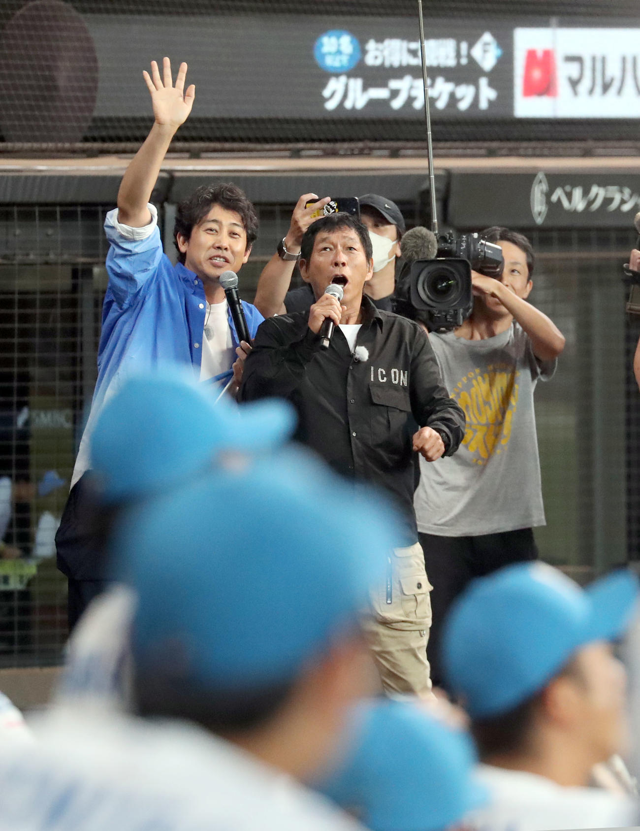 日本ハム対ソフトバンク　試合前、グラウンドに登場し日本ハムベンチを激励する明石家さんまと大泉洋（撮影・佐藤翔太）