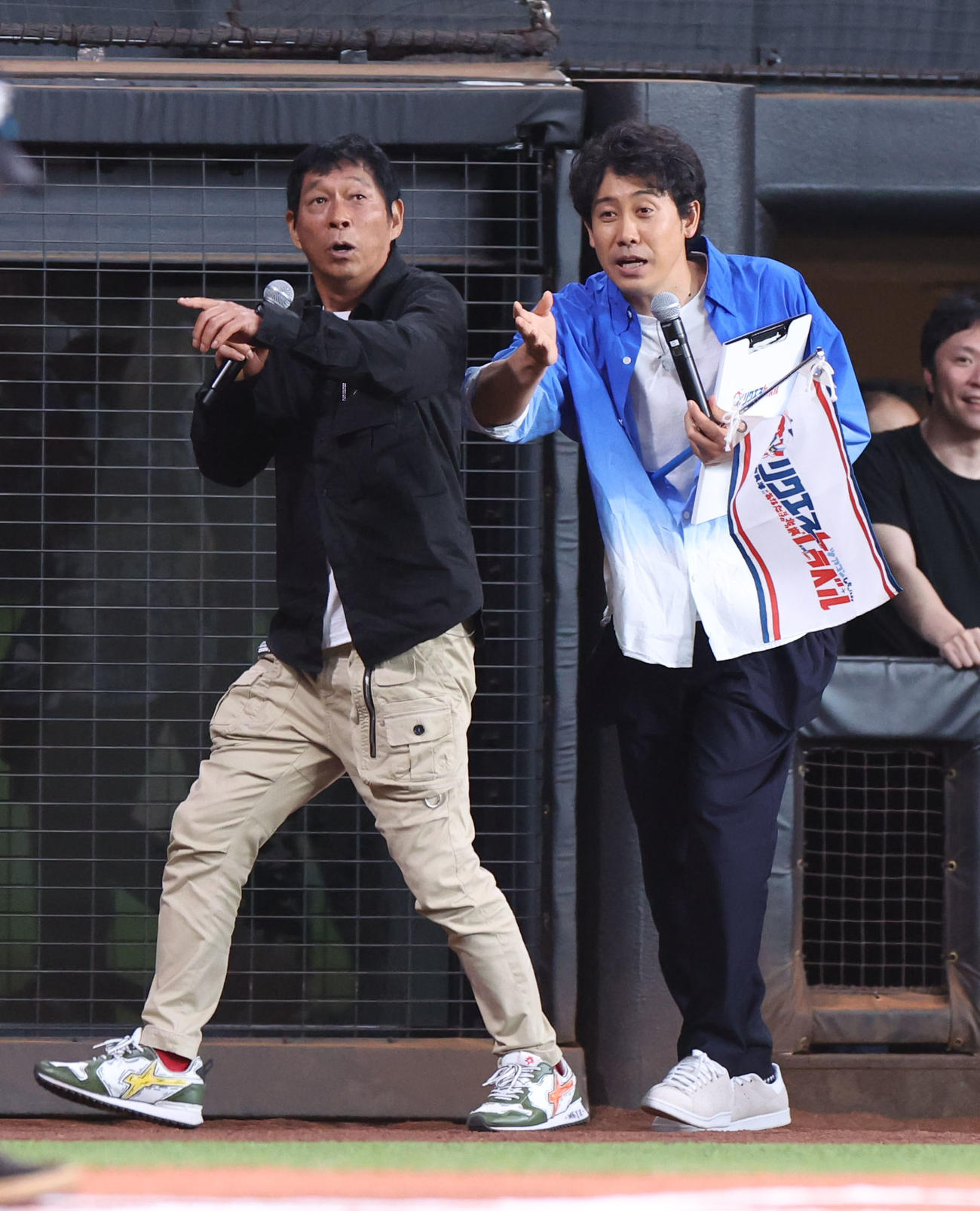 日本ハム対ソフトバンク　試合前、グラウンドに登場し日本ハムベンチに向かう明石家さんま（左）と大泉洋（撮影・佐藤翔太）
