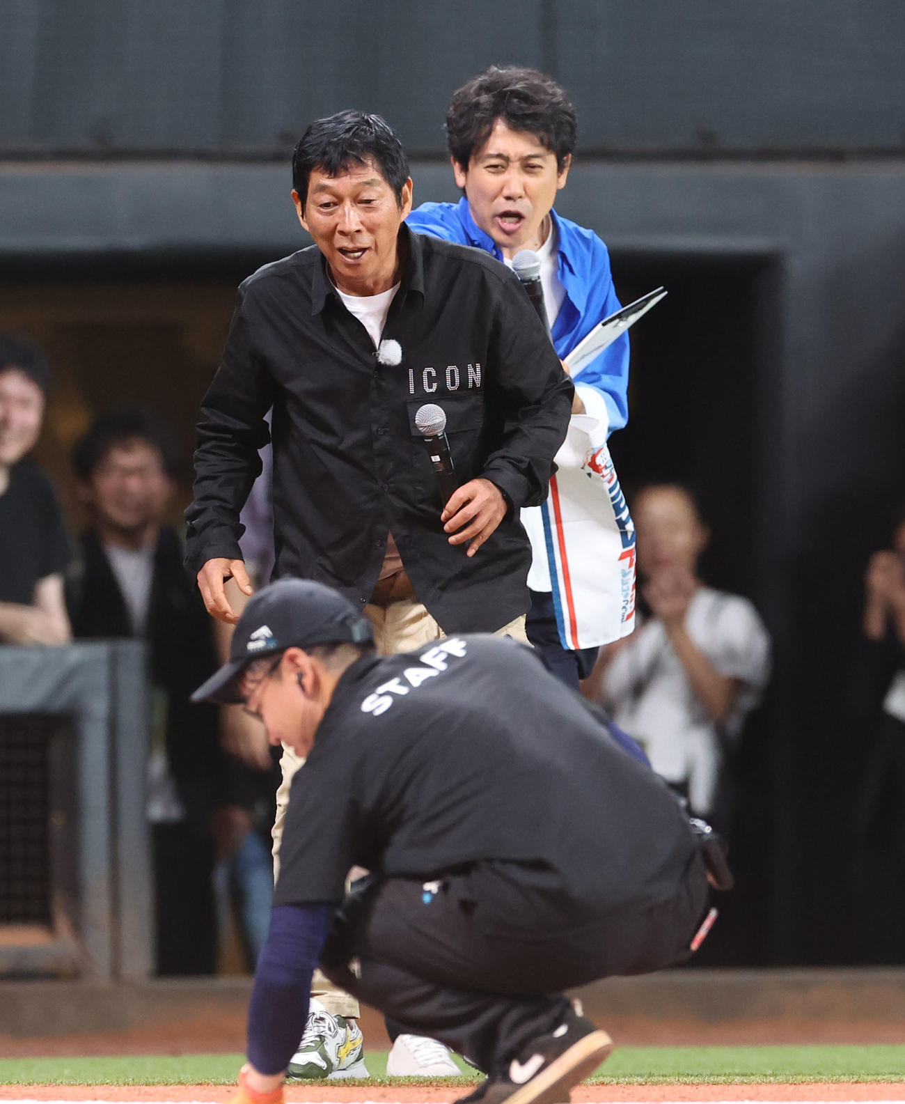 日本ハム対ソフトバンク　試合前、グラウンドに登場する明石家さんま（左）と大泉洋（撮影・佐藤翔太）