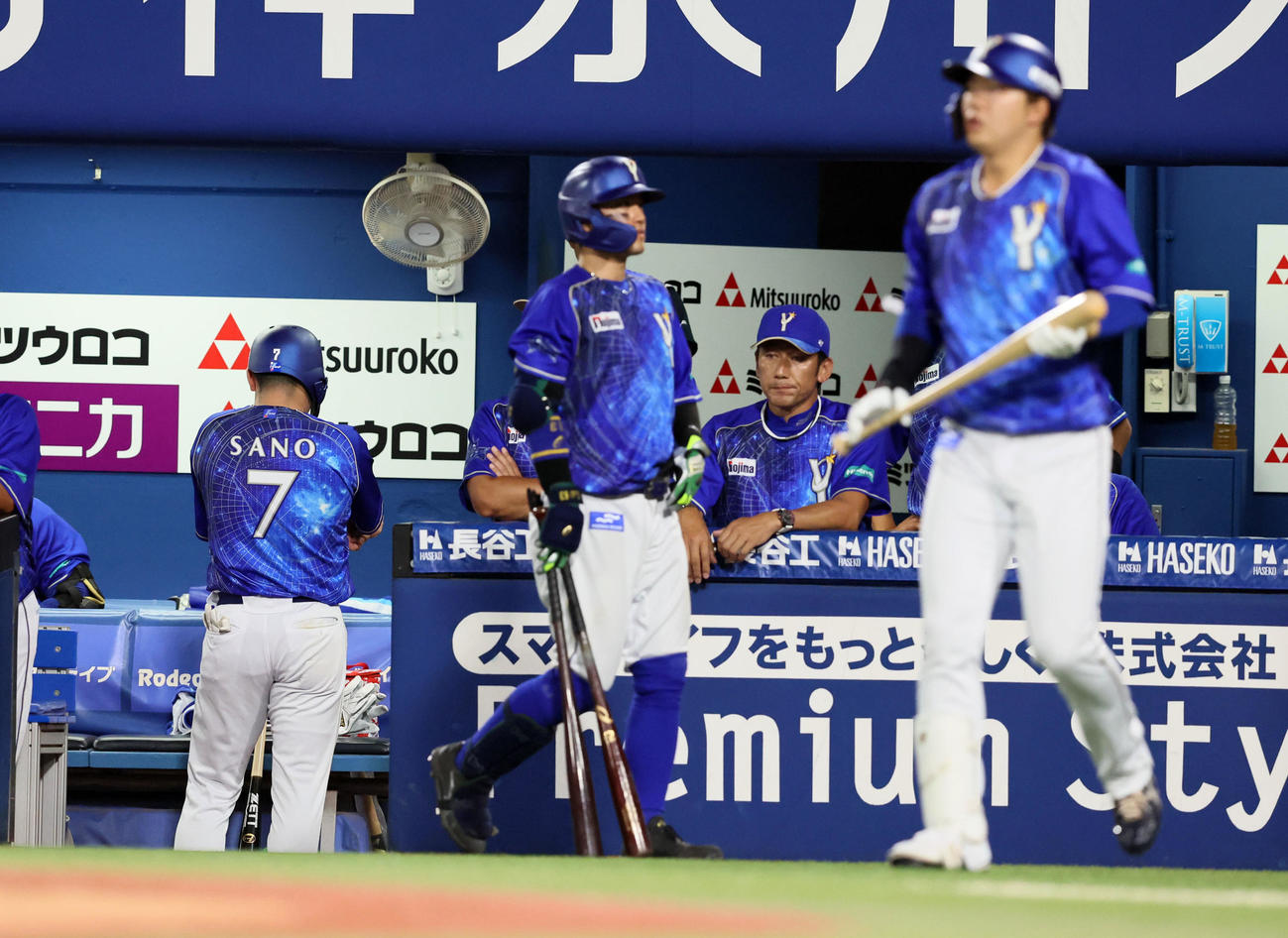 DeNA対阪神　7回裏DeNA1死二、三塁、三浦監督は佐野（左）に代打楠本（右）を送る（撮影・加藤哉）