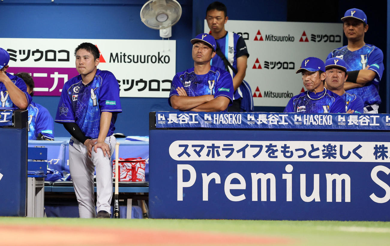 DeNA対阪神　7回裏DeNA1死二、三塁、佐野は代打楠本を送られベンチから口を真一文字にして試合を見守る（撮影・加藤哉）
