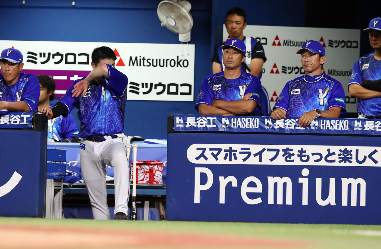 DeNA対阪神　7回裏DeNA1死二、三塁、佐野は代打楠本を送られベンチから顔を手で拭きながら試合を見守る（撮影・加藤哉）