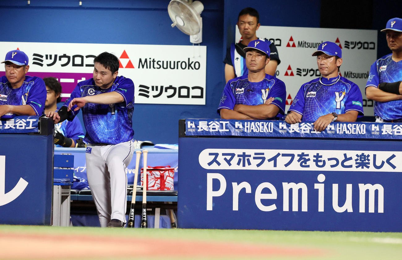 DeNA対阪神　7回裏DeNA1死二、三塁、佐野（左から2人目）は代打楠本を送られベンチから顔を手で拭きながら試合を見守る（撮影・加藤哉）