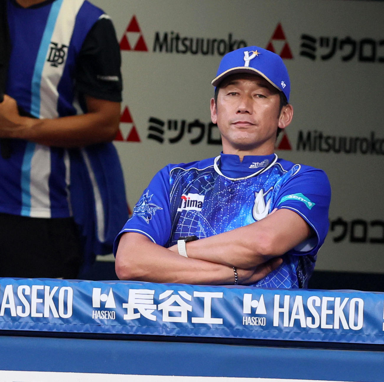 DeNA対阪神　5回裏、ベンチで腕組みして試合展開を見守る三浦監督（撮影・加藤哉）