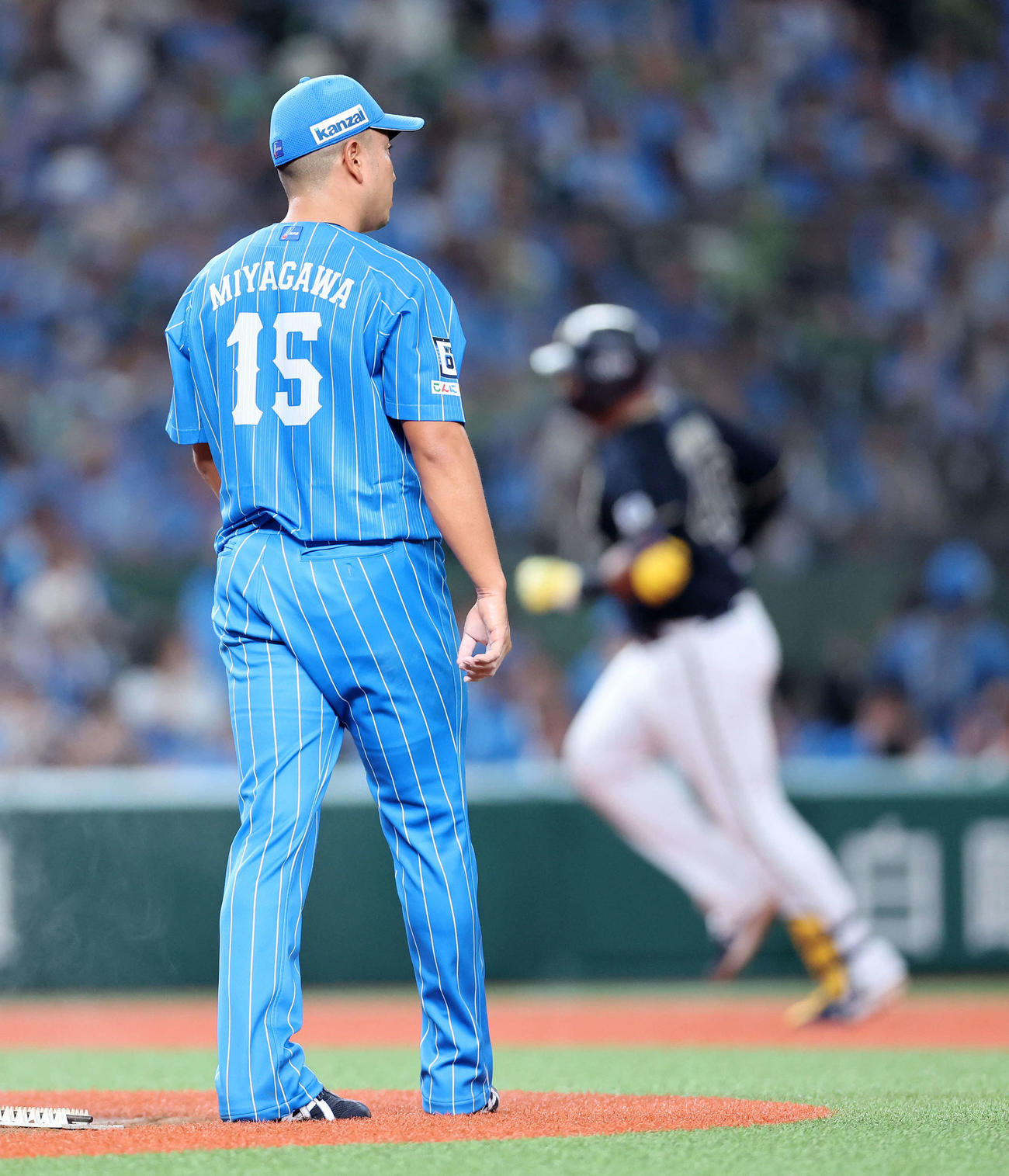 西武対オリックス　4回表オリックス1死一塁、セデーニョ（右）に左越え2点本塁打を放たれた西武宮川（撮影・鈴木正人）