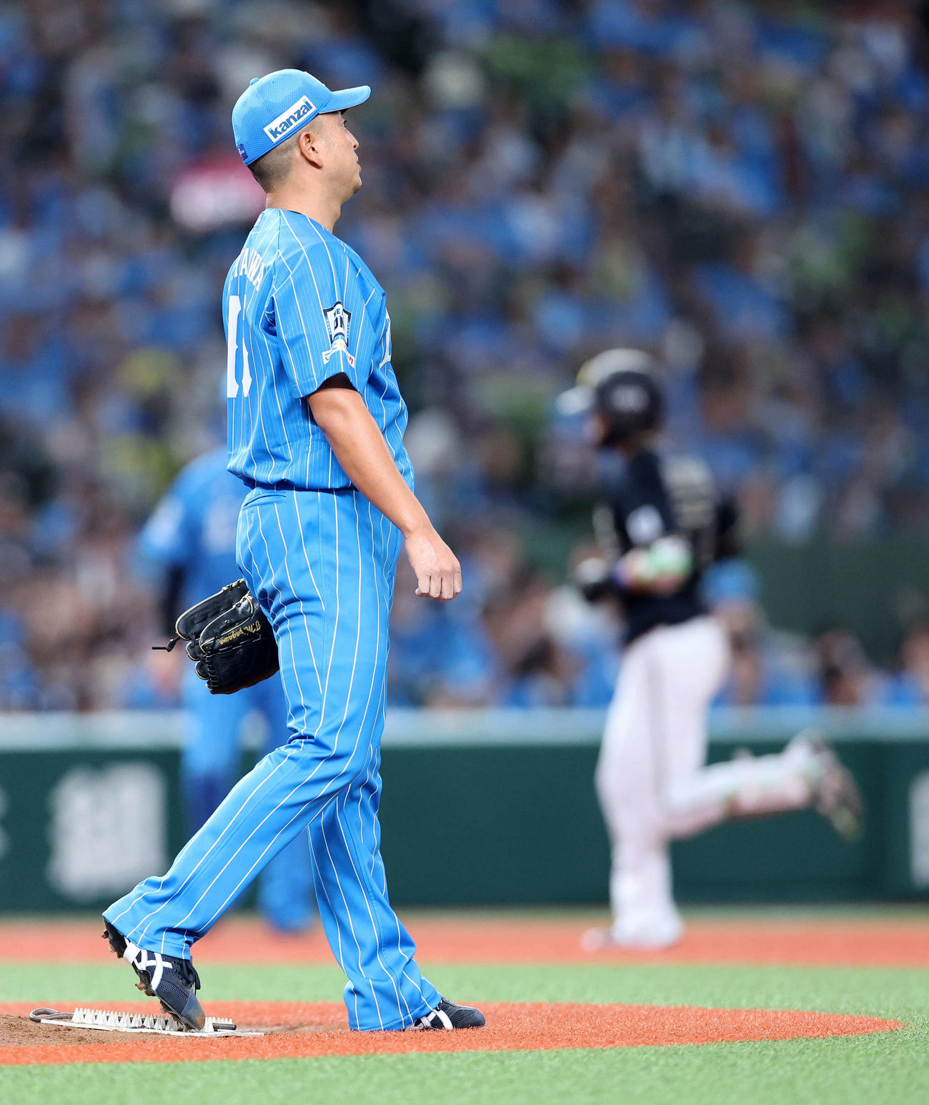 西武対オリックス　4回表オリックス無死、中川圭（右）に左越えソロ本塁打を放たれた西武宮川（撮影・鈴木正人）