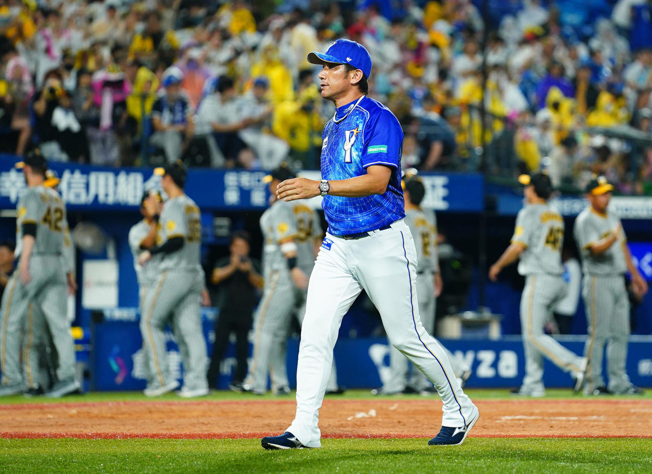 DeNA対阪神　阪神に敗れ肩を落とすDeNA三浦監督（撮影・横山健太）
