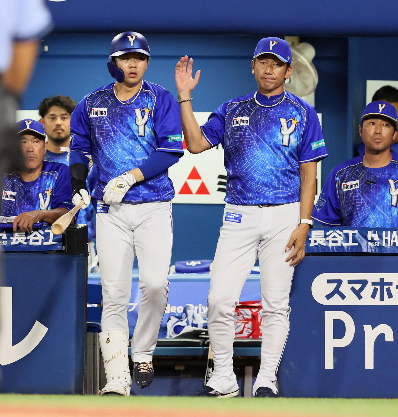 DeNA対阪神　7回裏DeNA1死二、三塁、三浦監督は佐野に代打楠本（左）を送る（撮影・加藤哉）