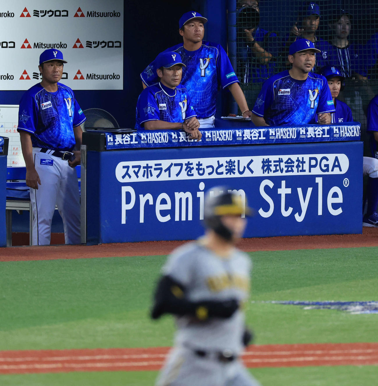 DeNA対阪神　6回表阪神2死一、三塁、佐藤輝に左2点適時二塁打を許し、静かに見つめる三浦監督（中央）（撮影・浅見桂子）