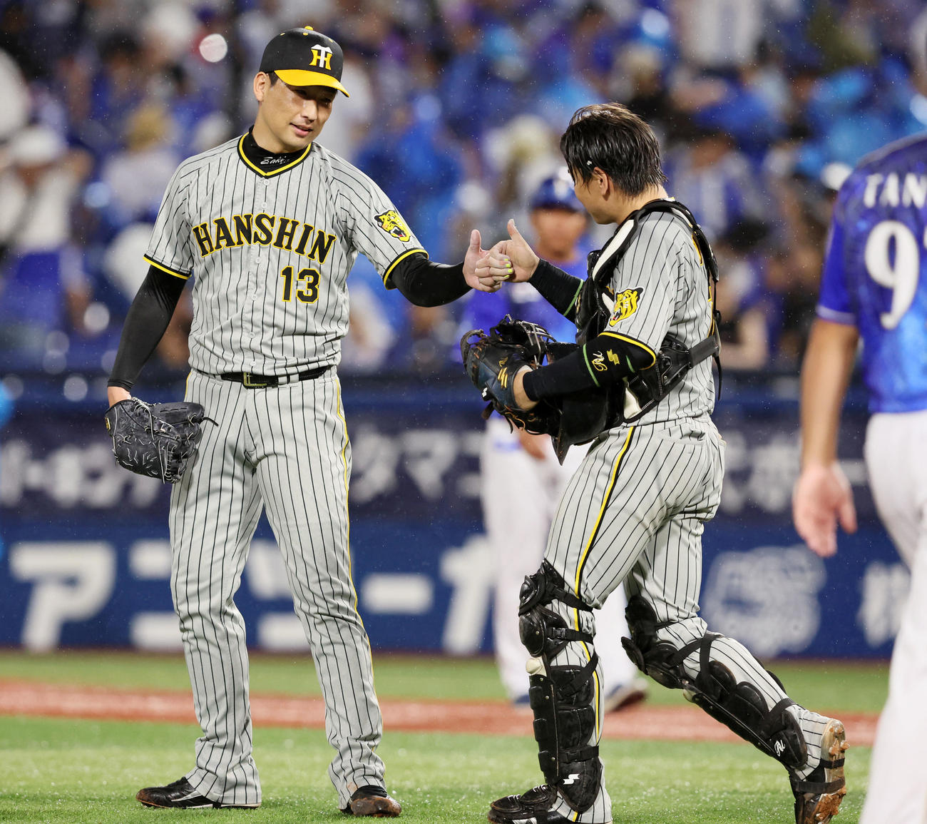 DeNA対阪神　DeNAに勝利し梅野（右）とタッチする岩崎（撮影・加藤哉）