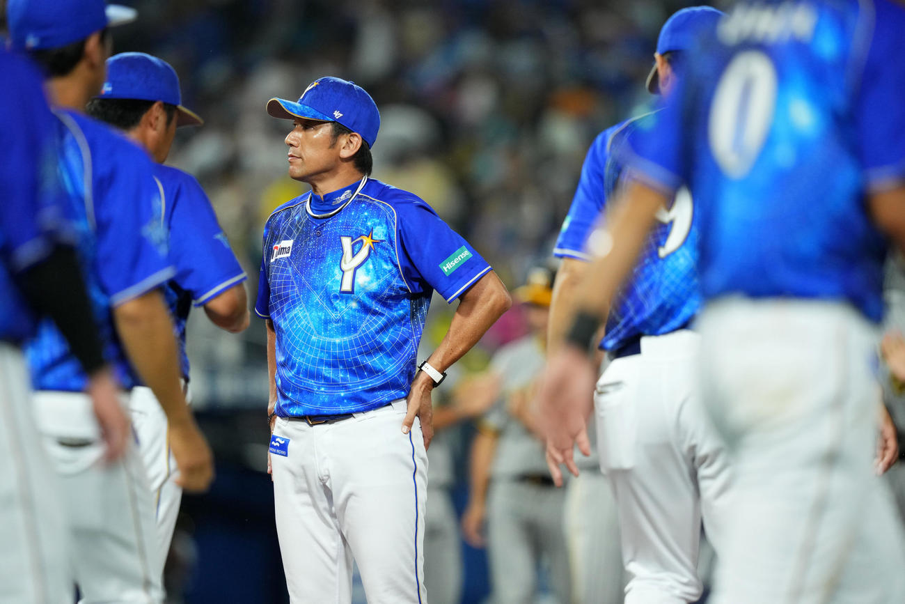 DeNA対阪神　阪神に敗れ肩を落とすDeNA三浦監督（撮影・横山健太）