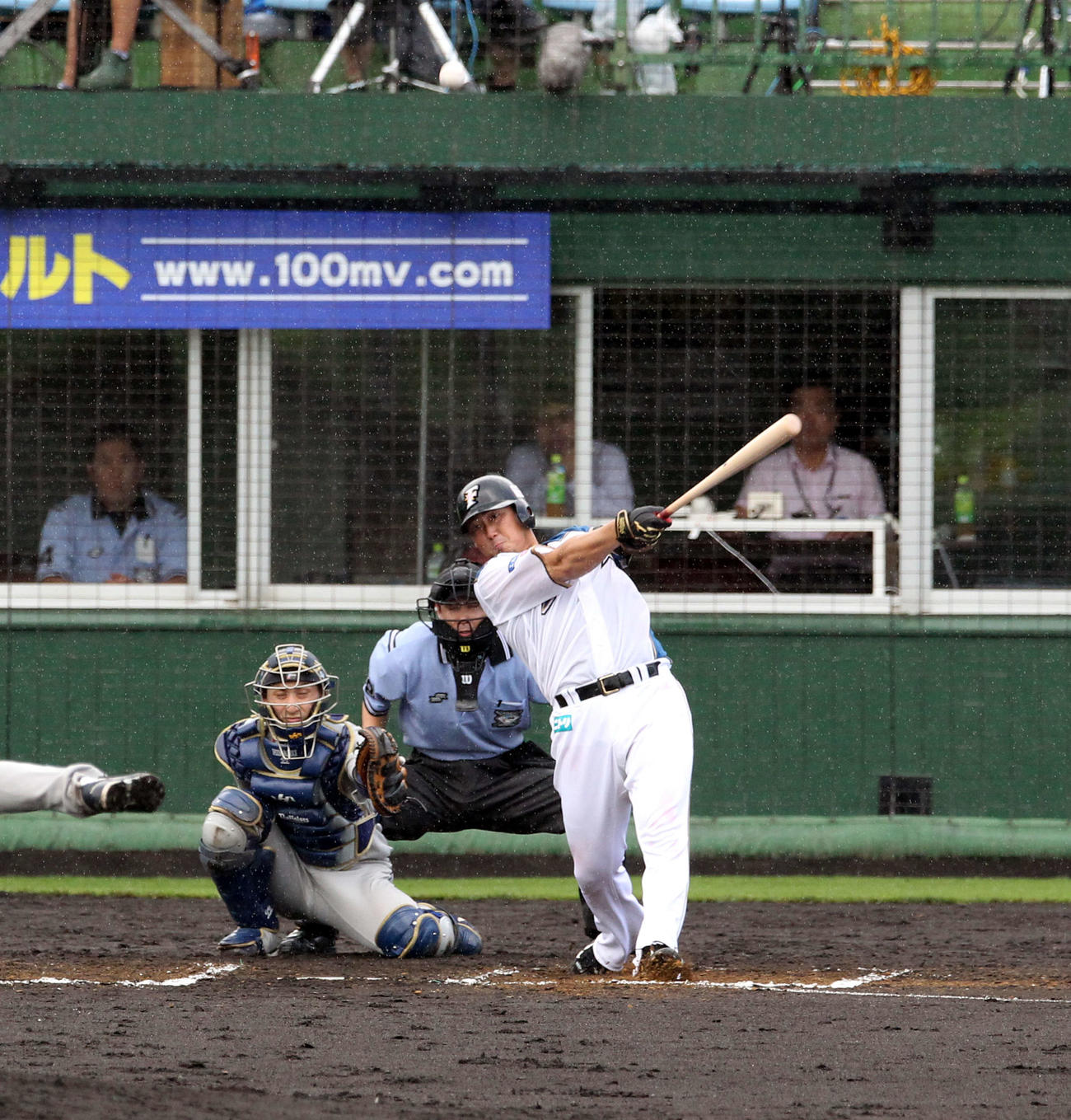14年8月5日、日本ハム対オリックス　6回裏日本ハム無死、中越えにプロ通算100号本塁打を放つ中田翔
