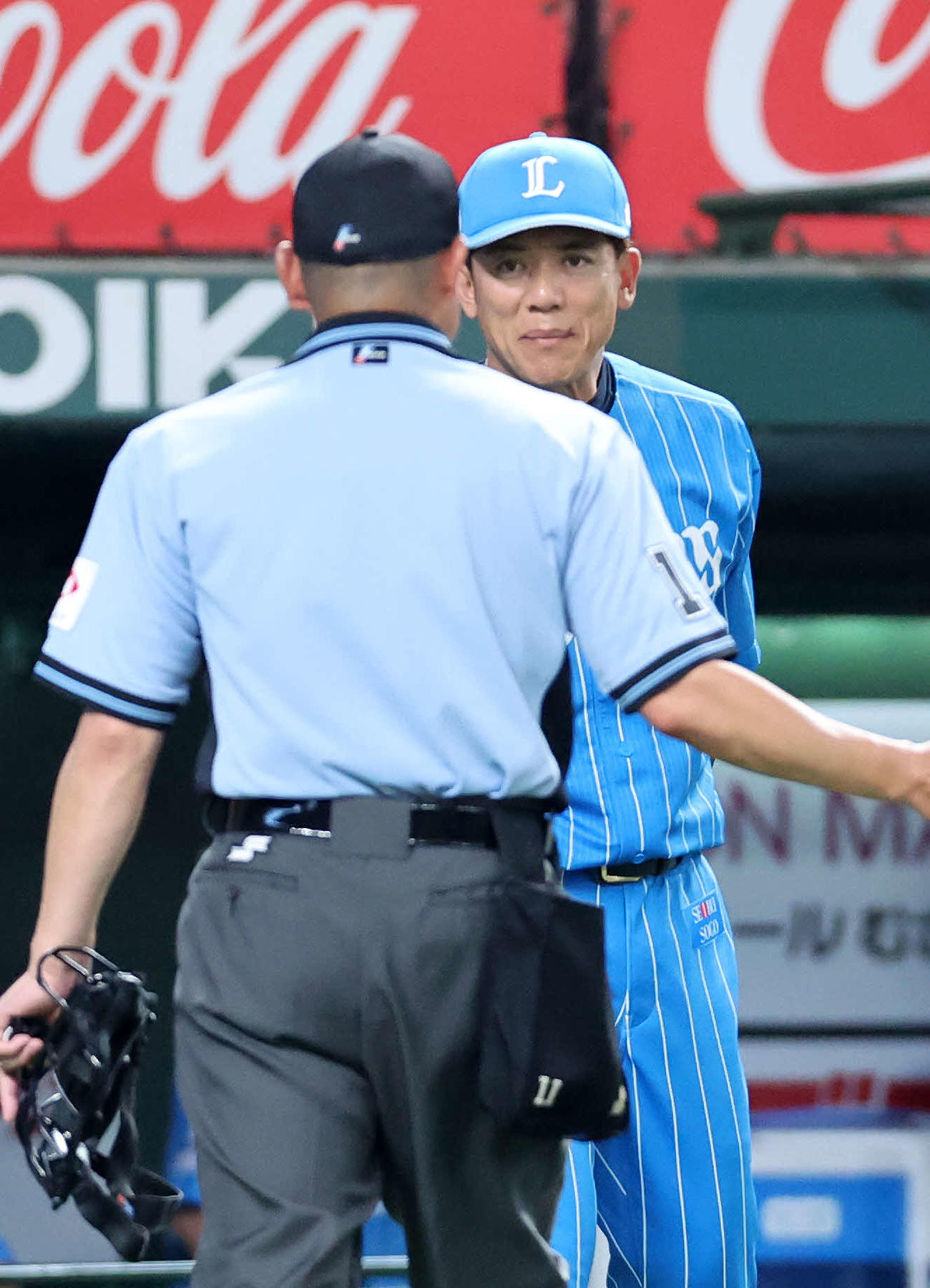 西武対オリックス　4回表、投手交代を告げる西武松井監督（撮影・鈴木正人）