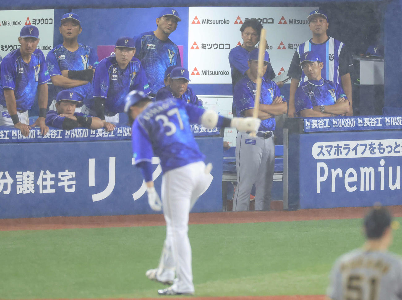 DeNA対阪神　9回裏DeNA1死一塁、楠本（手前）が二塁飛に倒れ、がっくりした表情の三浦監督（右）（撮影・浅見桂子）