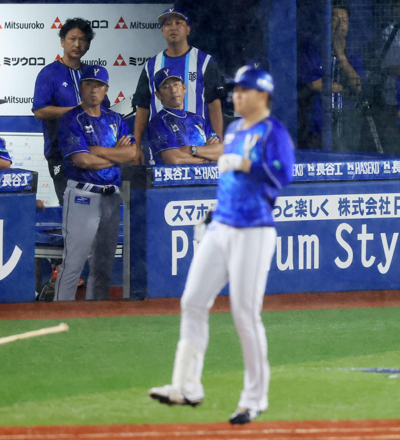 DeNA対阪神　9回裏DeNA1死一塁、楠本（手前）が二塁飛に倒れ、がっくりした表情の三浦監督（奥）（撮影・浅見桂子）