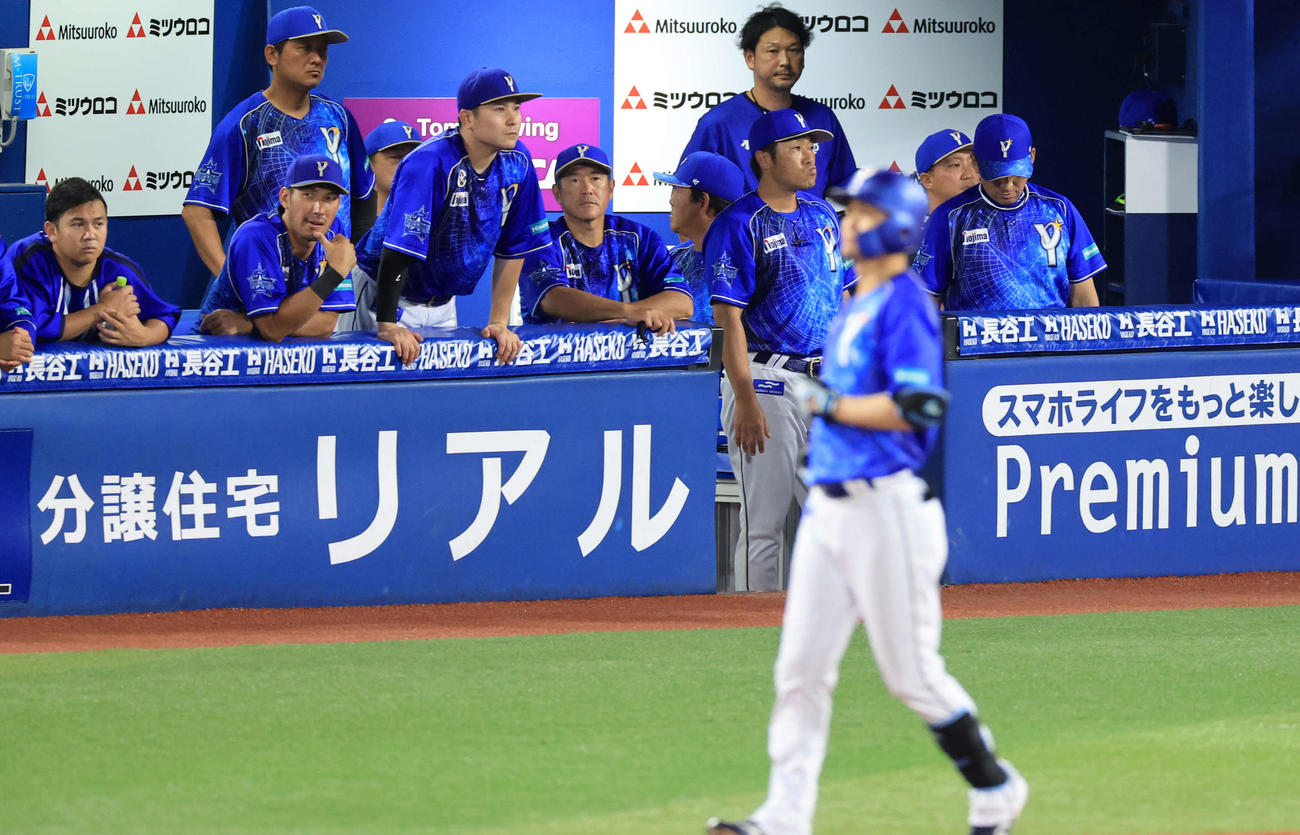 DeNA対阪神　8回裏DeNA2死一、三塁、大和（手前）が中飛に倒れ、うつむく三浦監督（右）（撮影・浅見桂子）